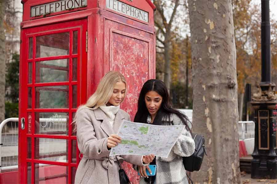 دو دختر در حال نگاه کردن نقشه لندن