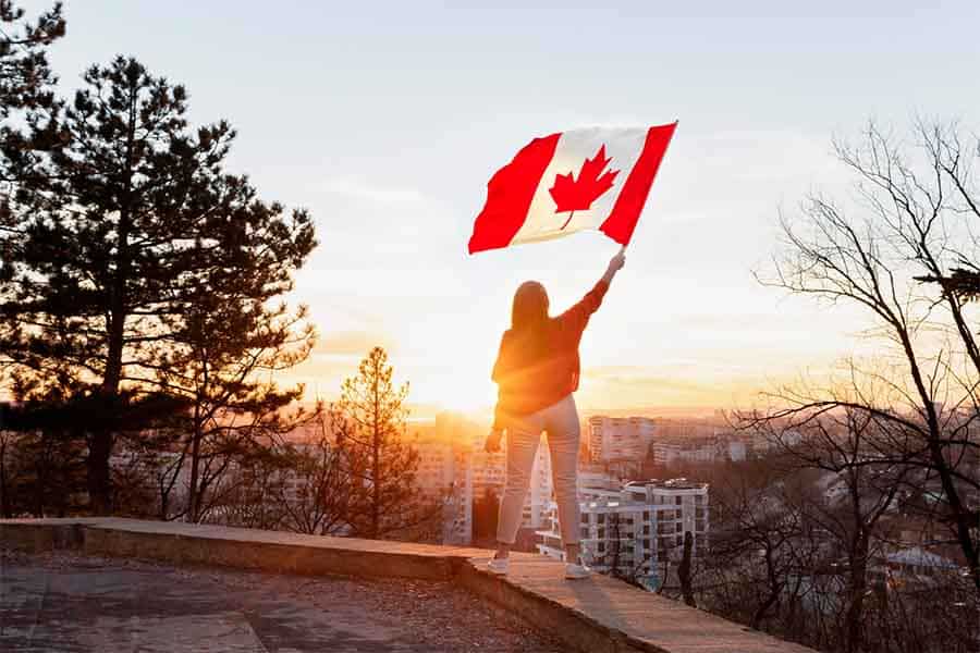 دختری با پرچم کانادا