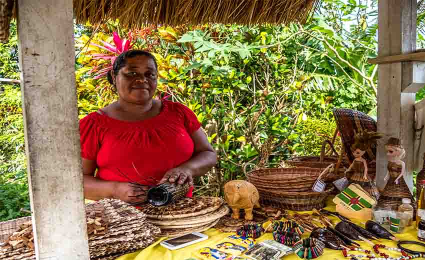 خانم در دومینیکا در حال درست کردن صنایع دستی